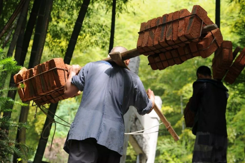 1500年大昭明寺安裝污水處理設備，400余名義工上演震撼背山